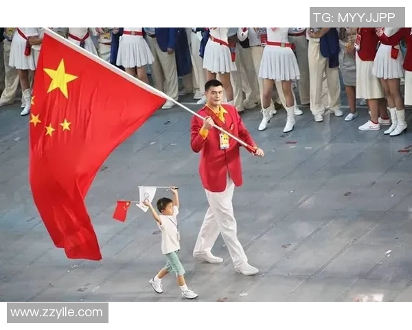 姚明抱手传递温暖与力量的瞬间展现体育精神与人文关怀 姚明抱手传递温暖与力量的瞬间展现体育精神与人文关怀