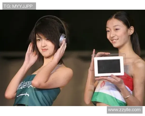 足球明星身着斗篷与女生合影展现独特魅力与风采