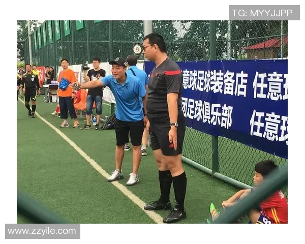 足球明星意外现身街头引发热议粉丝纷纷围观拍照留念 足球明星意外现身街头引发热议粉丝纷纷围观拍照留念